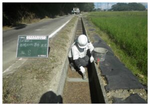 目地補修　上塗り状況　（安田5号用水路NO.8）